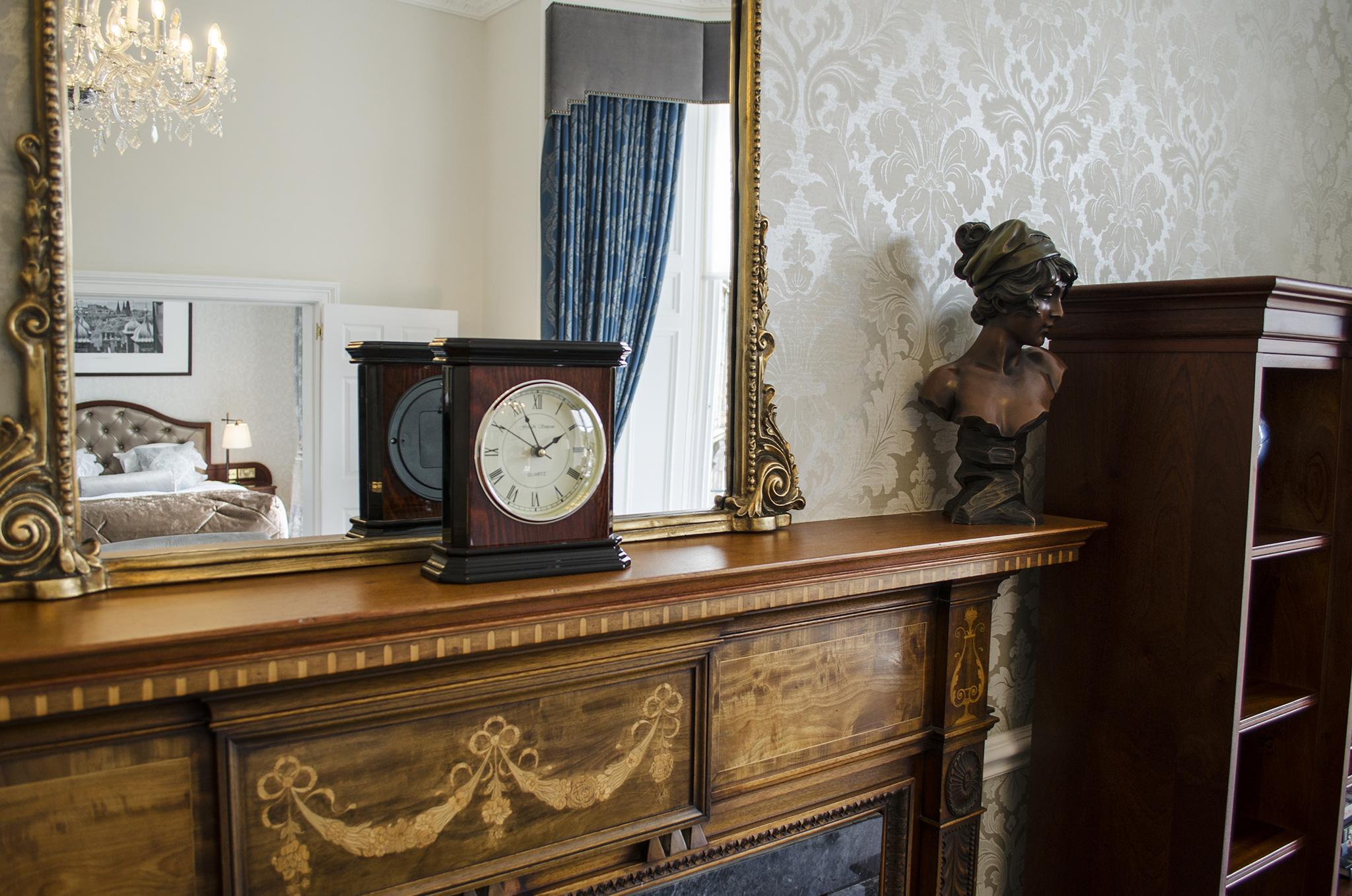 The Bonham Hotel Edimburgo Exterior foto A mantelpiece clock